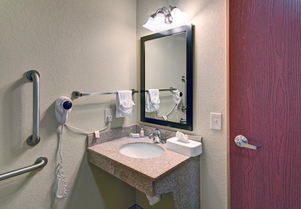 Cobblestone Inn & Suites - Big Lake Exteriör bild