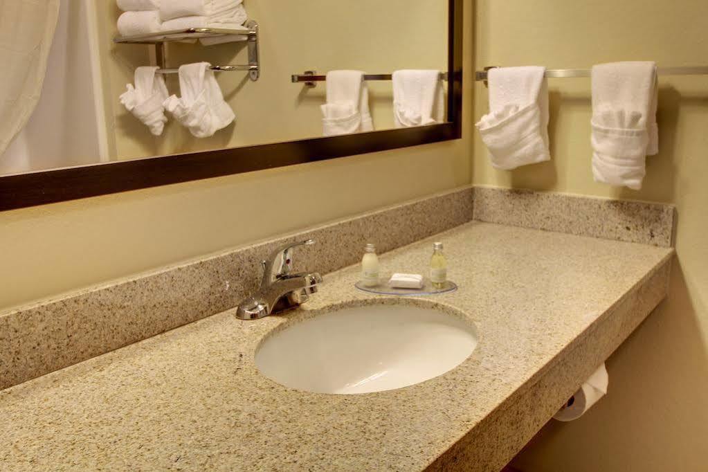 Cobblestone Inn & Suites - Big Lake Exteriör bild